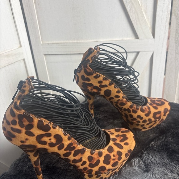 Leopard Print Women's Shoes with Black Straps - Picture 2 of 6
